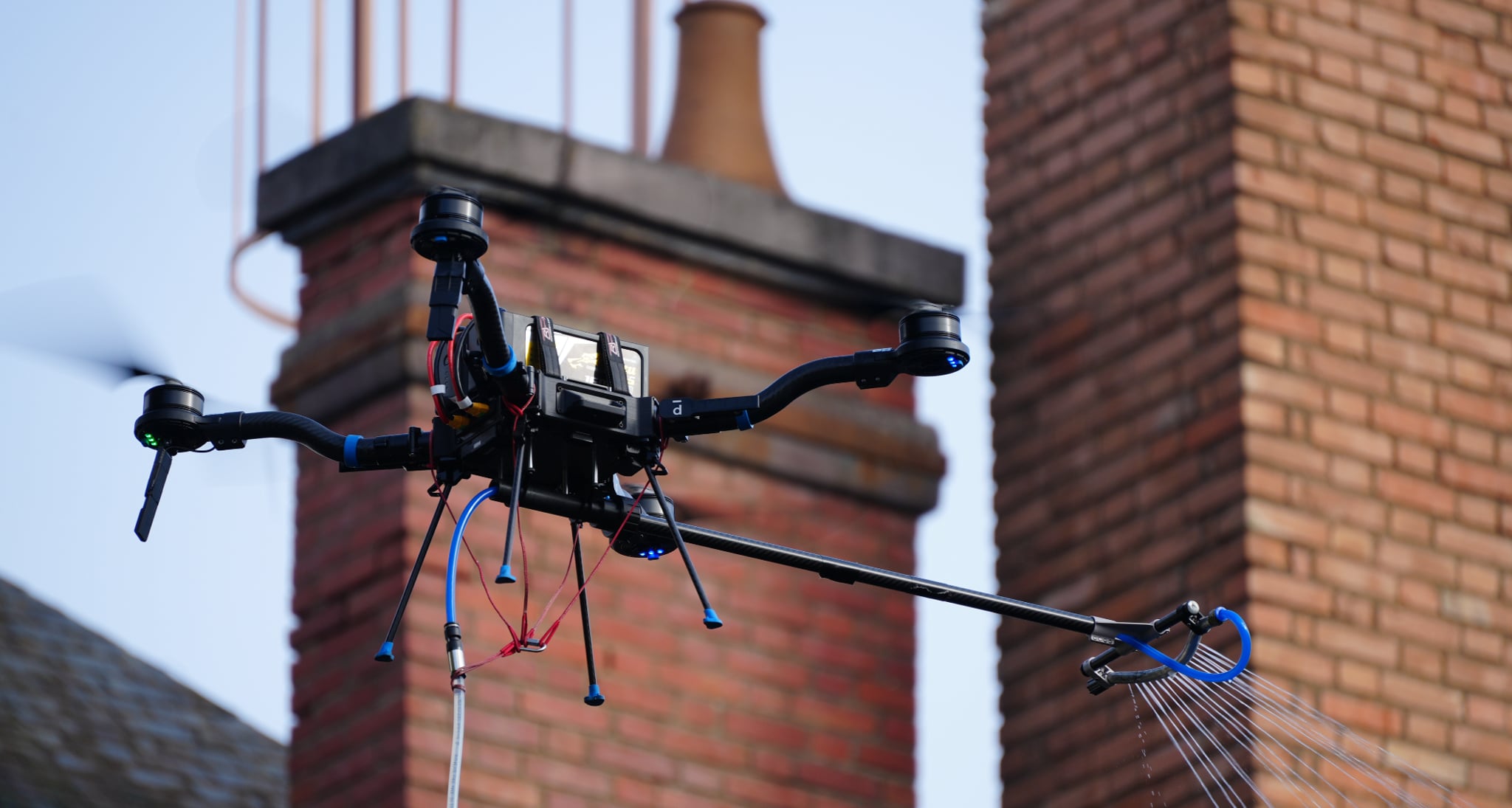 drone de nettoyage pour démousser une toiture