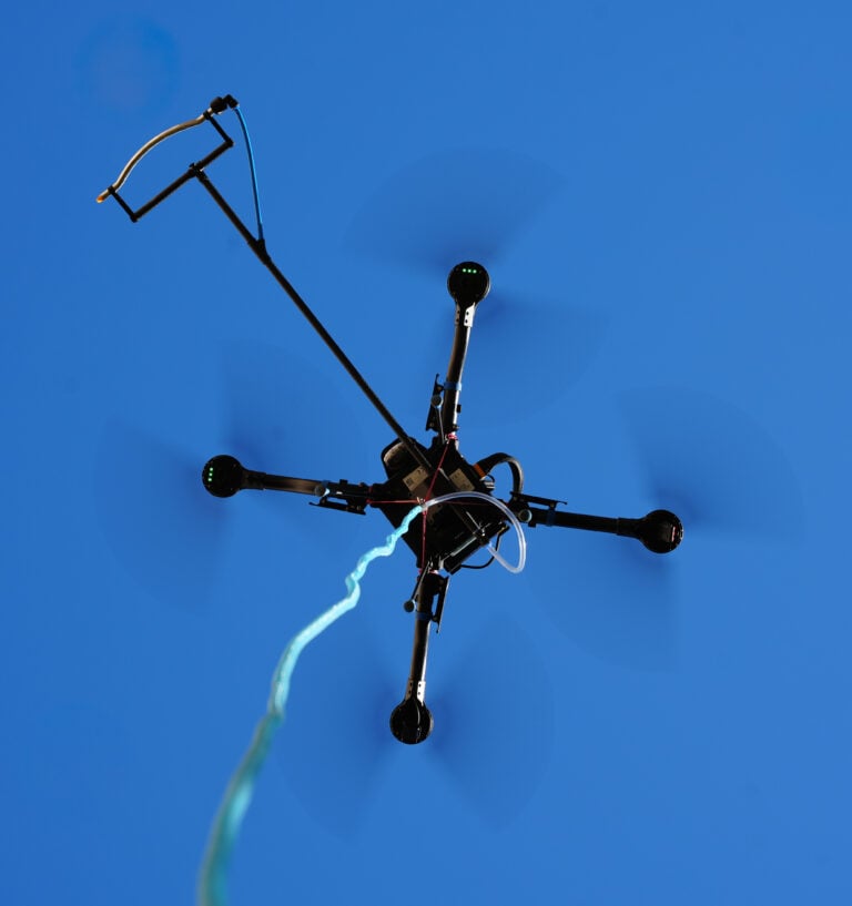 drone de démoussage en action