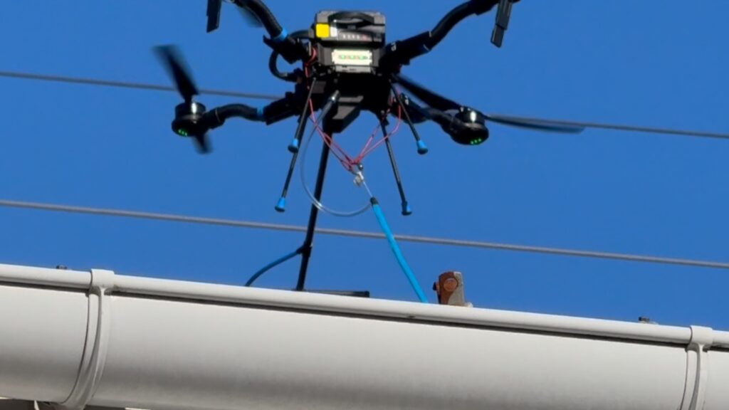 drone de démoussage en action