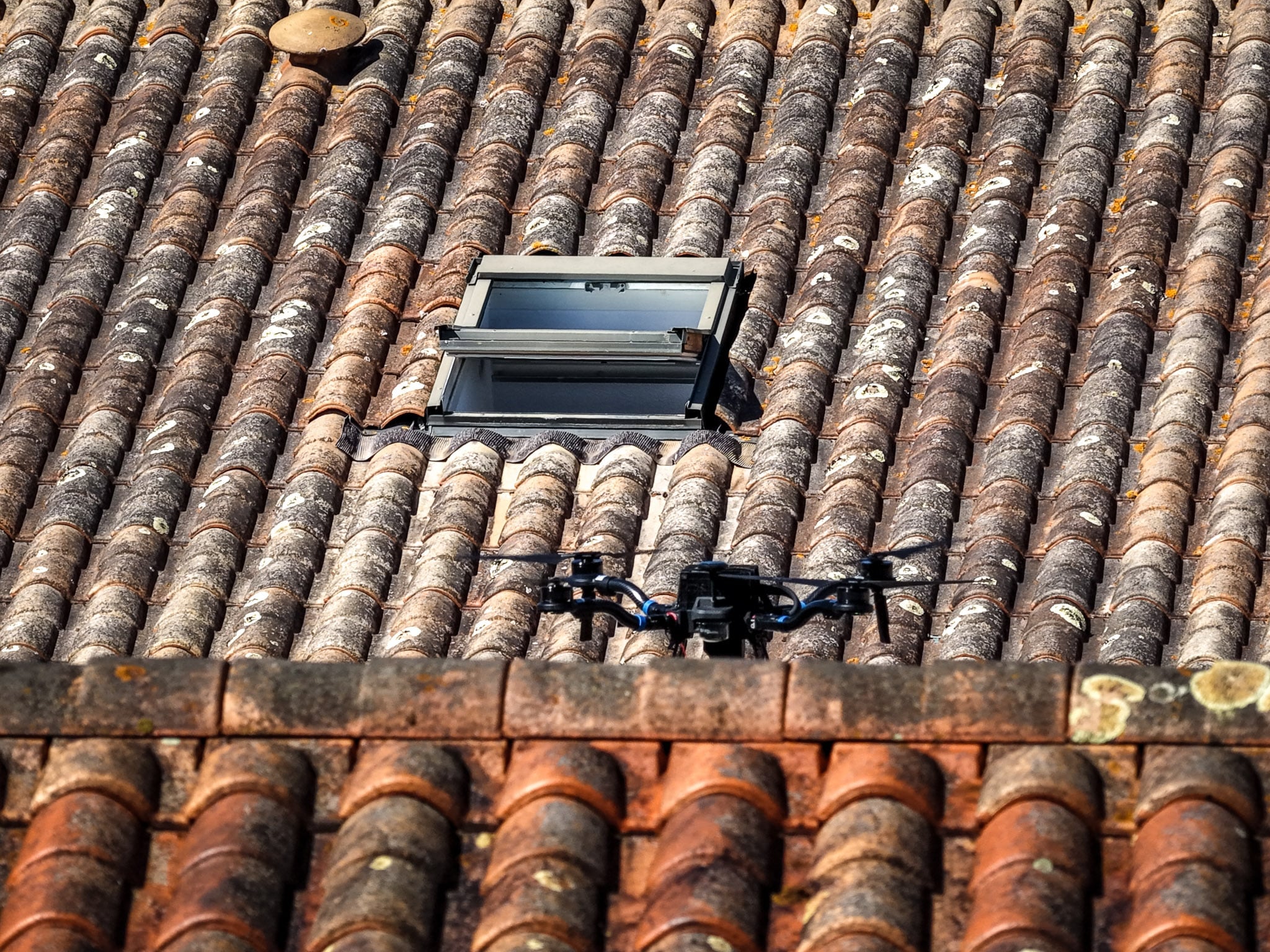 Comment démarrer une activité de démoussage par drone : le guide complet