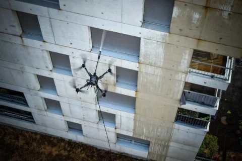 Drone de nettoyage de façade en centre-ville