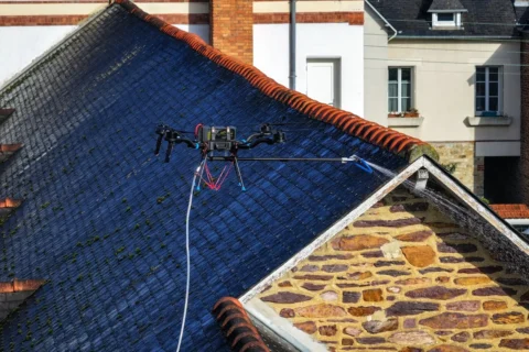 Drone de démoussage de toiture